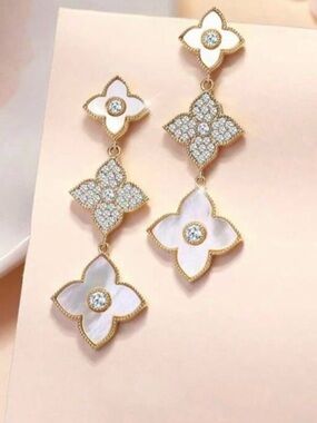 💎 NEW 💎 Gold-Tone Pink Flower Drop Earrings with Crystal Accents 💎